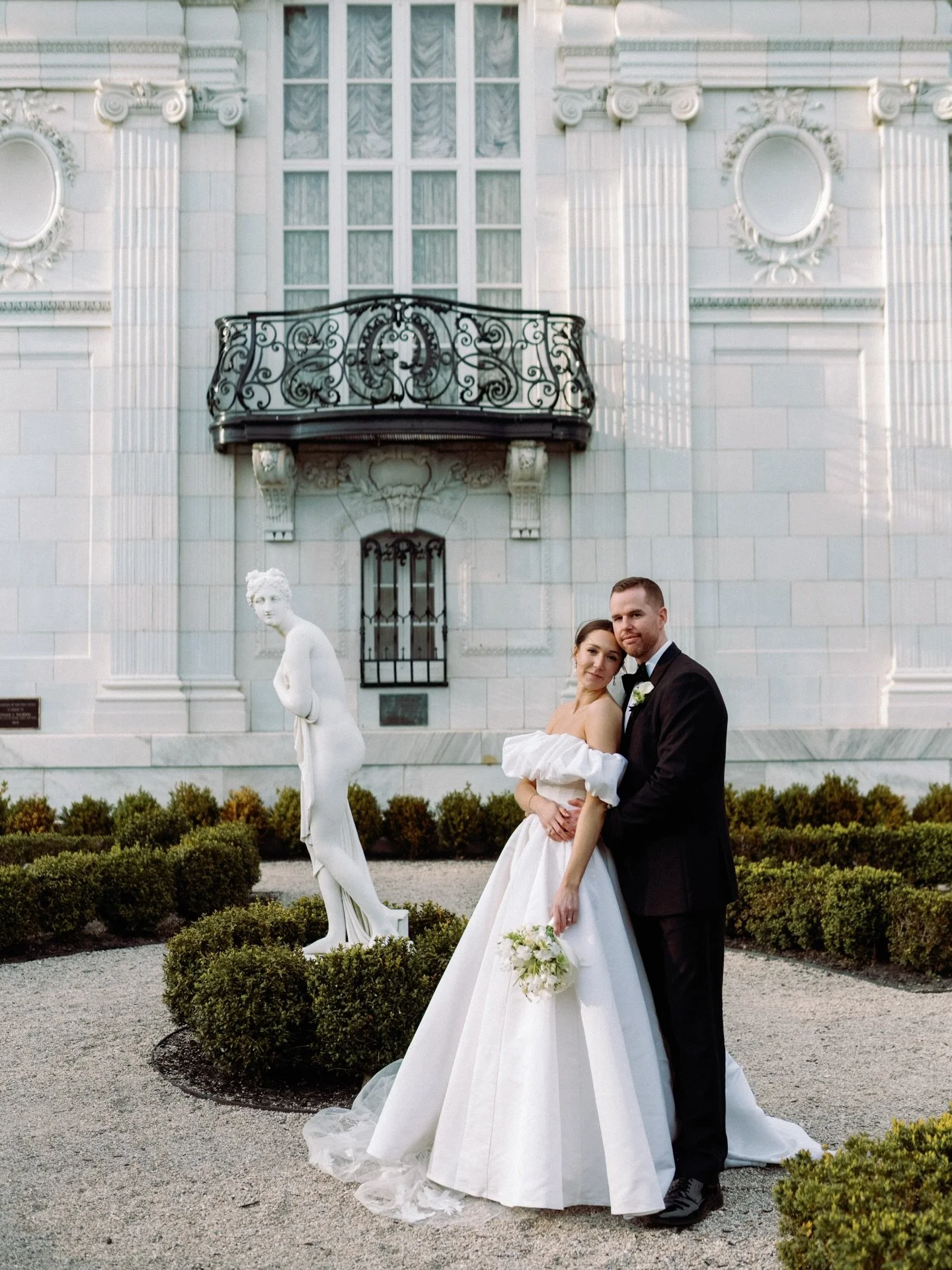 Saw our iconic bride post that today is her and her hubbs 2 year anniversary and just curious how tf time has flown by so quickly!?? Absolutely needed to break into the archives and post some throwbacks for their ani. Enjoy this chic round up. @linds