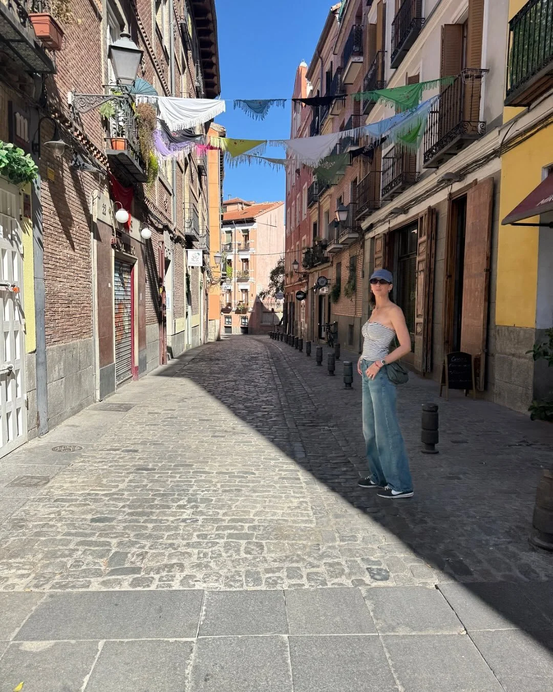 Oto&ntilde;o en Madrid 🍂Un gran plan 🤎para la pr&oacute;xima un abrigo que se autodestruya al mediod&iacute;a 🧥☀️
Y que esos abrazos que me derriten  me los pueda llevar a casa en la valija 💔