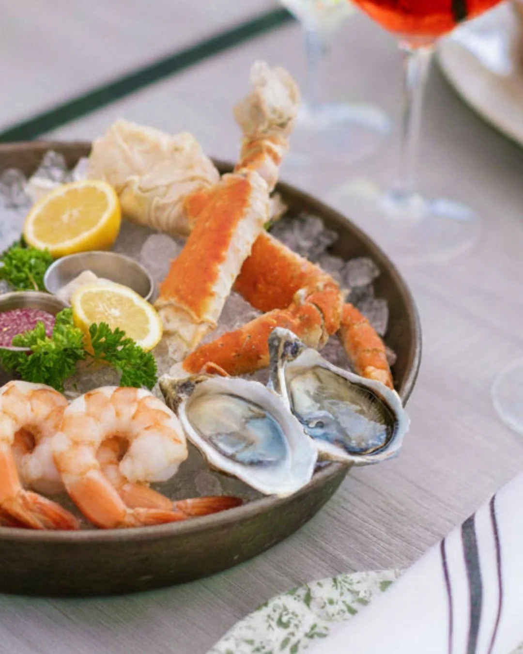 Fresh, chilled, and ready to enjoy 🦀🦐🦪 Try our✨NEW✨seafood platter available for brunch and dinner, featuring crab claws, jumbo shrimp, and oysters.