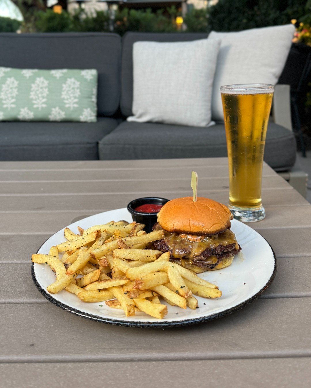 Smash the midweek slump with burgers, fries, and beer or wine for just $15.

👉 Join us for Smash + Brew every Wednesday from 5pm-9pm.