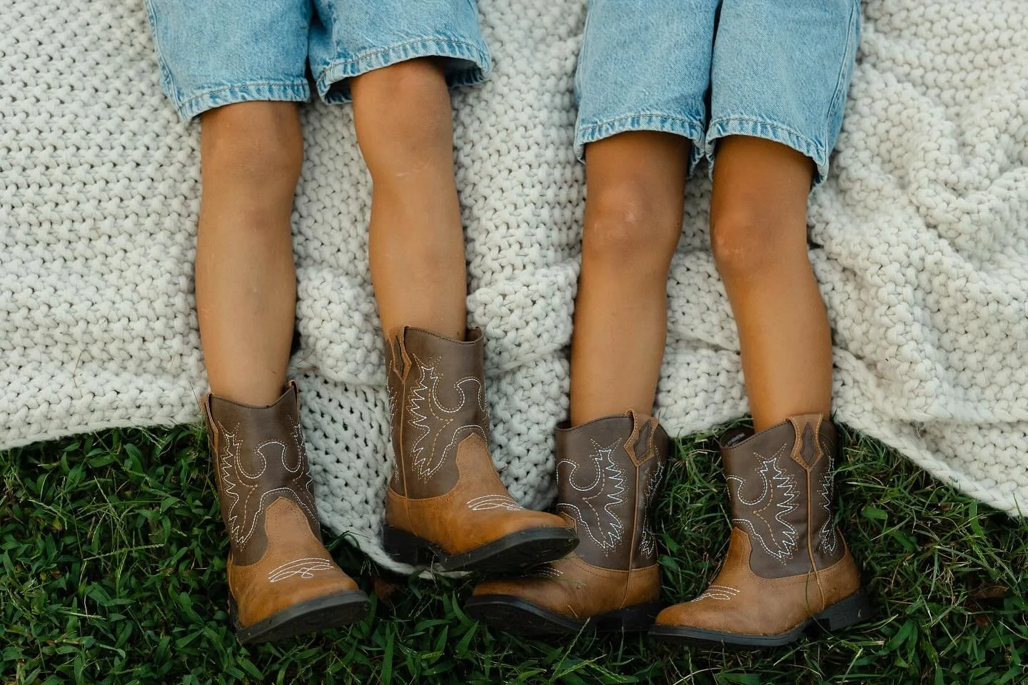 The Reyes family, party of 5! 🥹🤠💗

(and yes, this was in august but here I am finally coming out of my social media hibernation 😅)

#familyphotos #maternityphotoshoot #nashvillefamilyphotographer #franklinfamilyphotographer #cowboyinspired