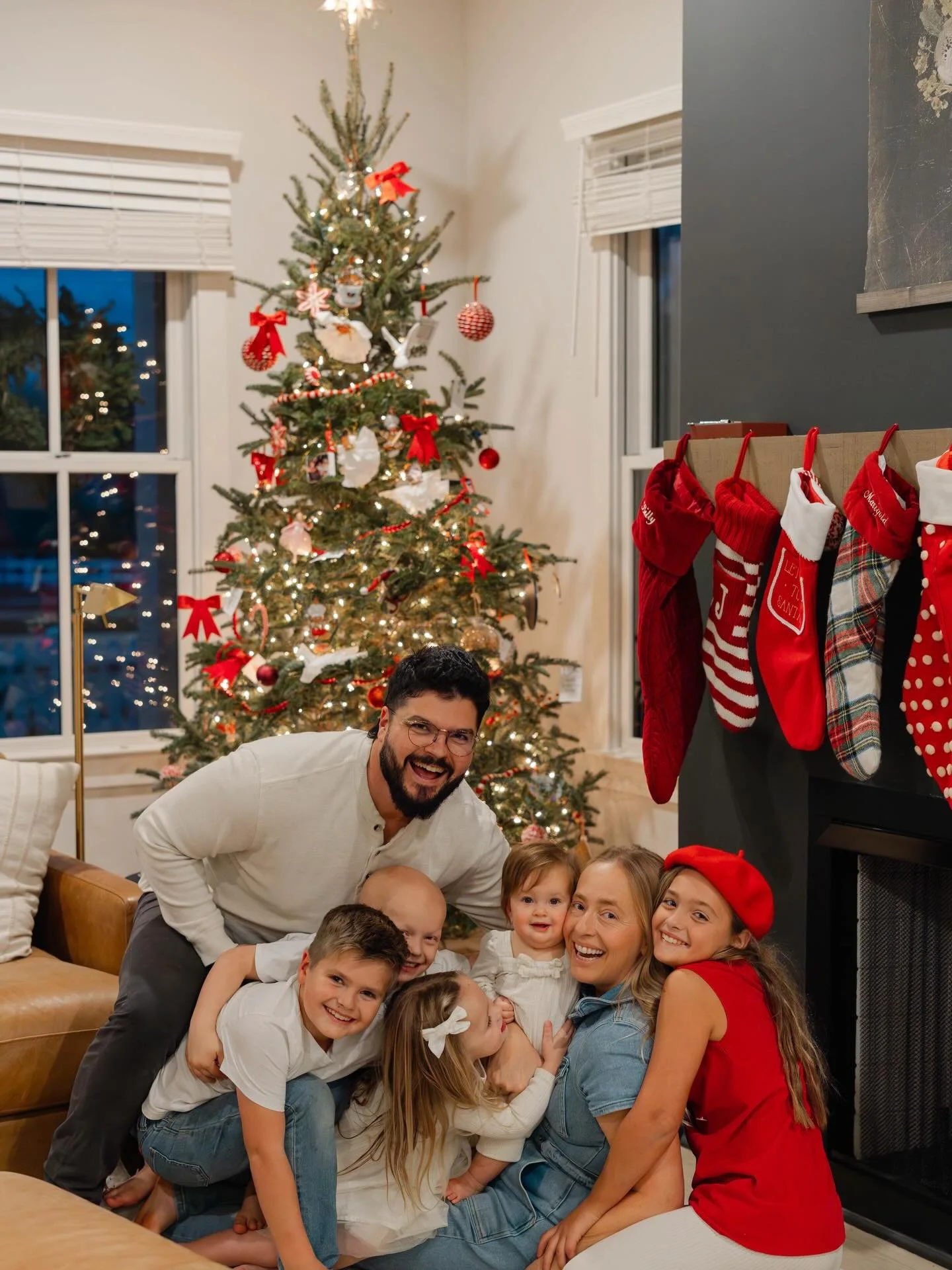 the Hinzo fam at home🎄🥰

#christmascard #athomephotography #athomephotosession #familyphotoshoot #franklinphotographer