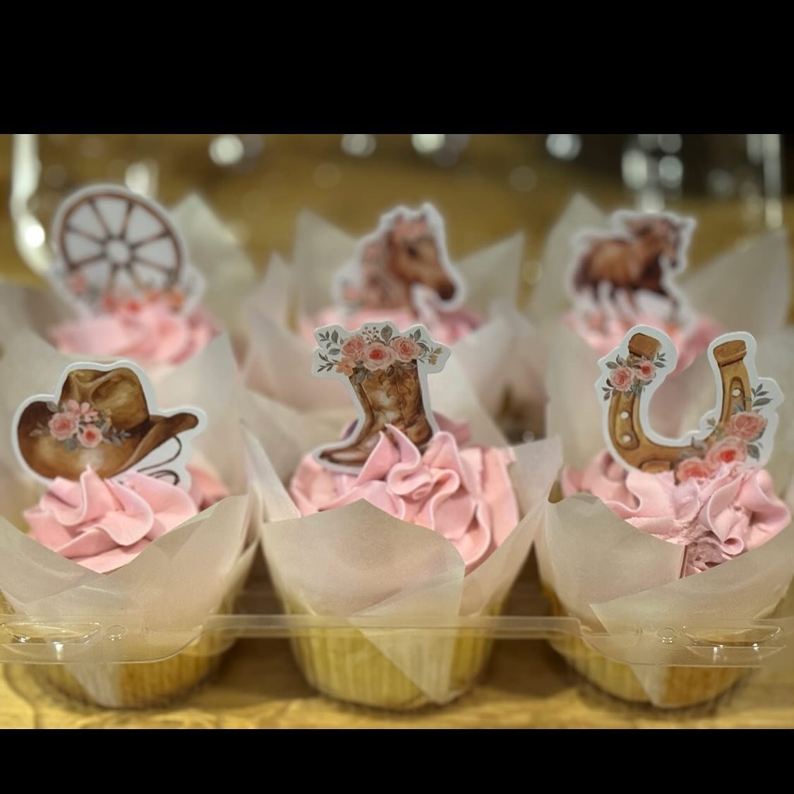 Hello neighbors! Thank you so much for all of the support that you&rsquo;ve shown our fellow kitchen pop-ups ! ( #Danielle&rsquo;s Love of Baking  and @catskill_porridge ! )

We&rsquo;re excited to announce our newest kitchen pop-up : @hooked_on_dess