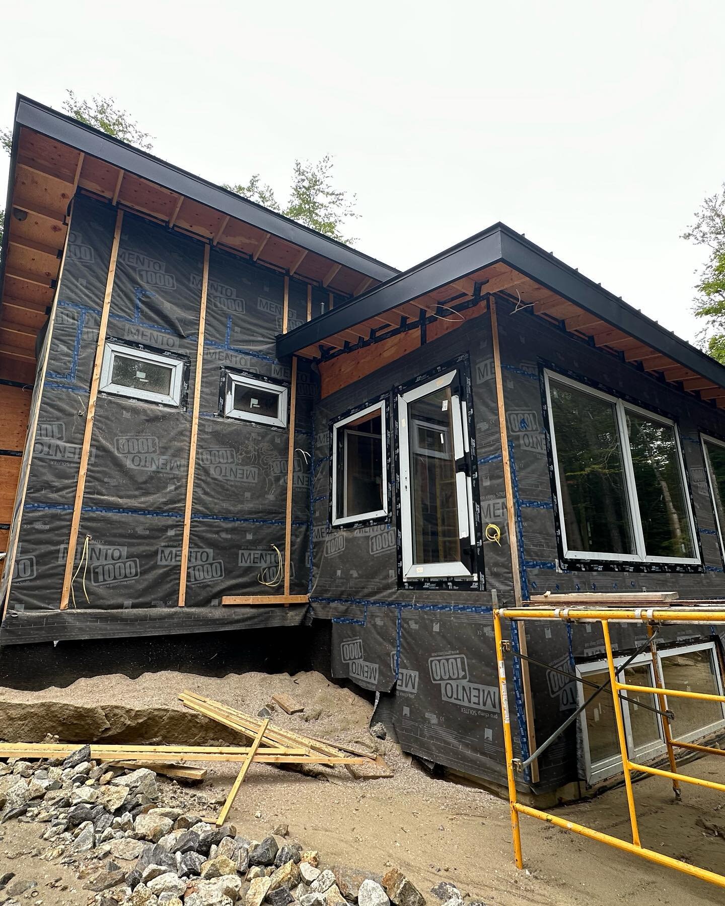 Nice high performance all electric house in Westhampton by @oxbowdesignbuild .  I&rsquo;m lovin the Sublime windows . Prelim blower door by builder around 0.6 ACH50. How low can those loads go ?