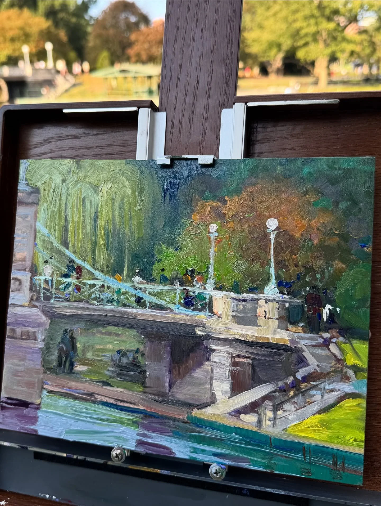 Afternoon plein air in the Boston Public Garden, capturing early fall colors by the iconic footbridge. Painted on site using the box N paint MEDIUM System.
.
.
#boxnpaint #pleinairgear #pleinairsetup #pleinairpainter #pleinairpainting #arttools #arti