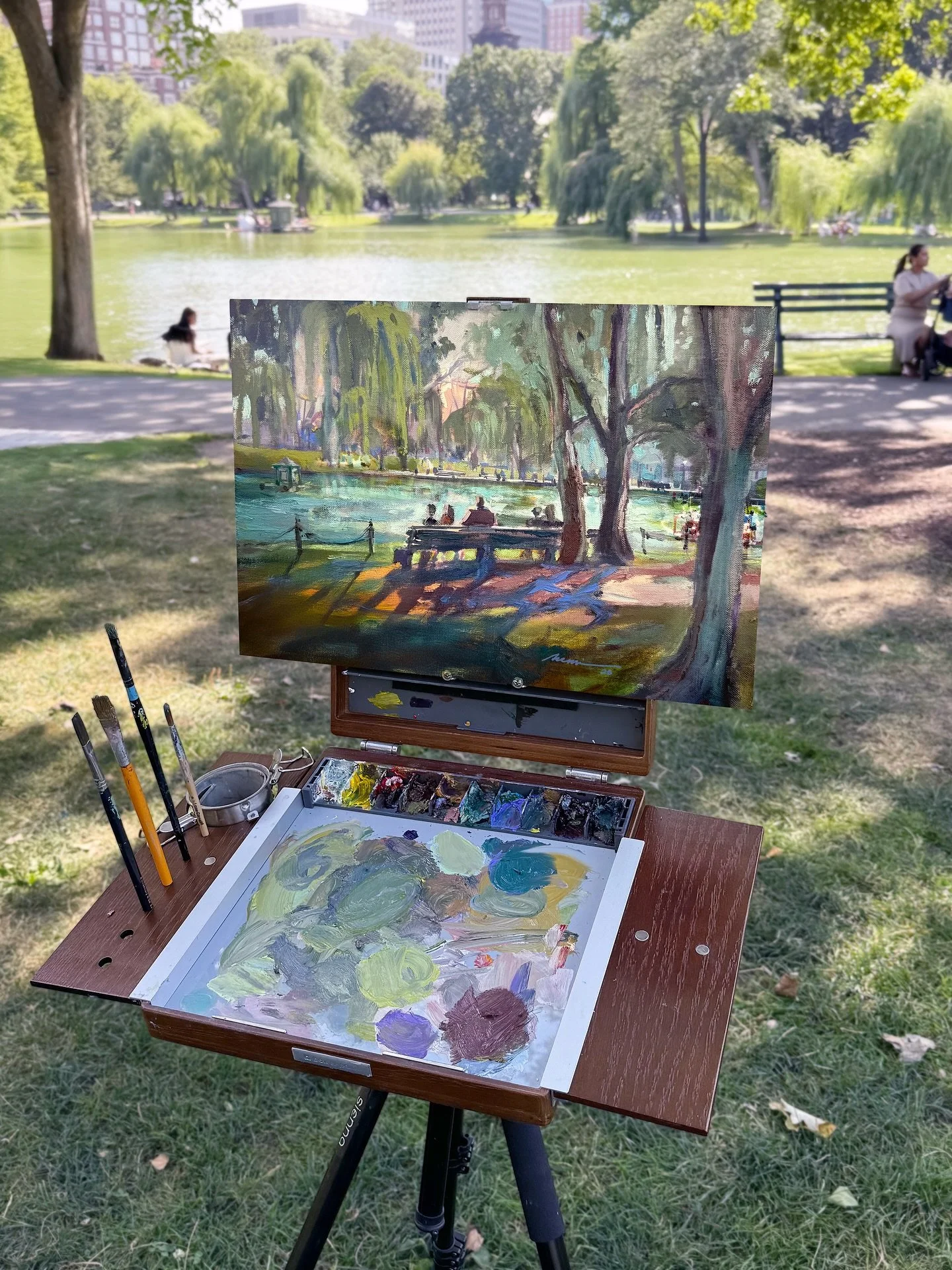 Trying to capture the energy of Public Garden with shadows and reflections, painted on site with the new medium system from box n paint.

#pleinairpainting #pleinairpainter #oilpainting #paintingoutside #boxnpaint #pleinairmag #bostonpublicgarden #bo