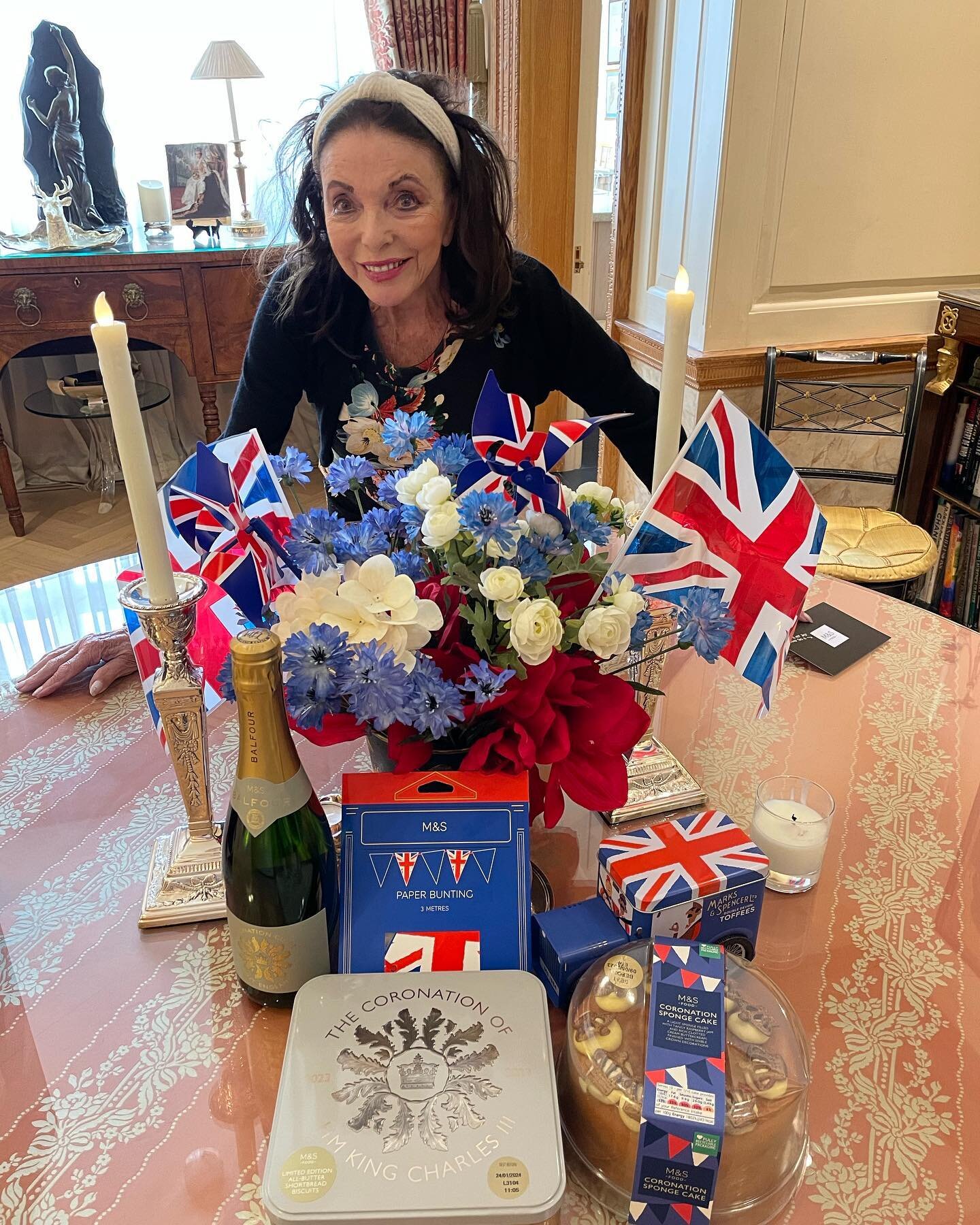 I put on my #florist hat to create this #tablescape #redwhiteandblue symbolize the exciting new #coronation of #kingcharles  #londonisagog