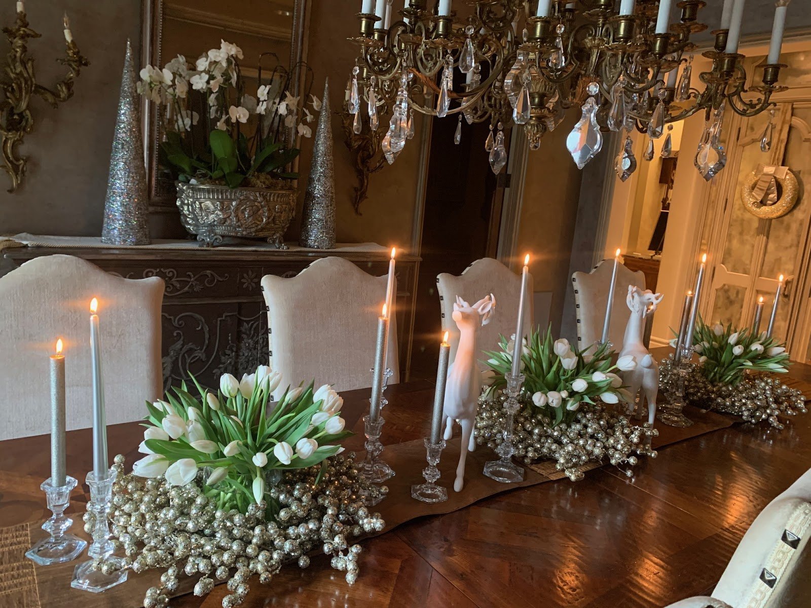 white tulip table arrangement.jpeg