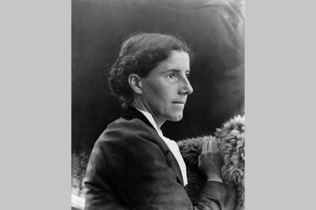 Congé de naissance en France : que dirait Charlotte Perkins Gilman d’un État qui dévalue le soin ?