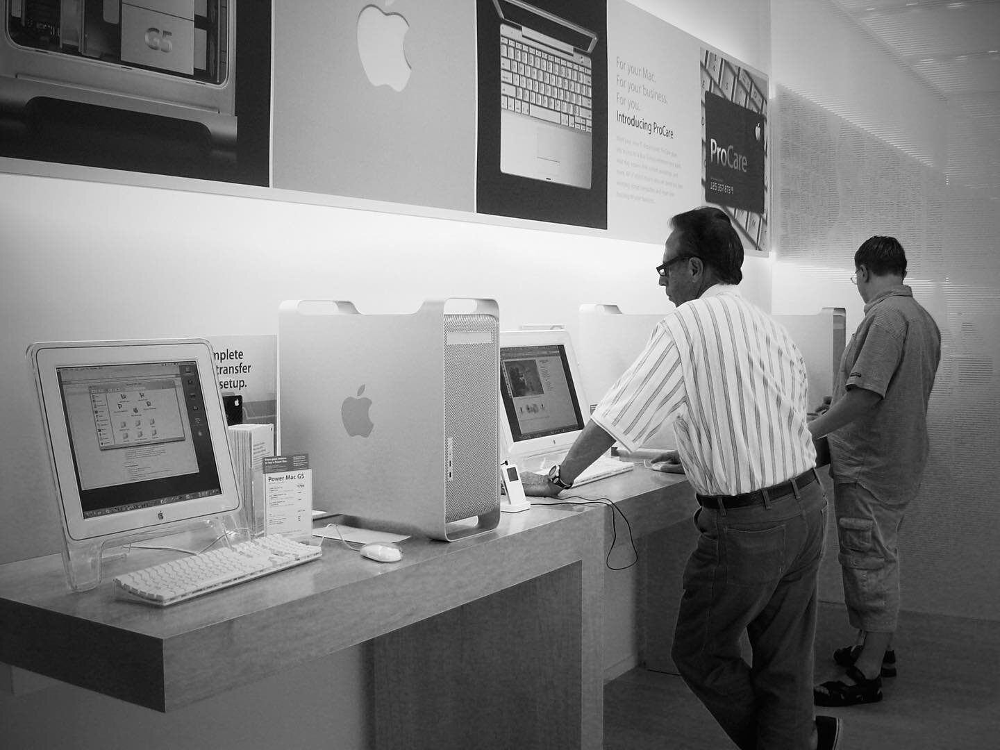 Apple Store, 2004.

.
.
.
.
.
.

#bw #bwphotos #bwphoto #bwphotography #bw_photos #bw_photography #bnw #bnwphotography #bnwphotos #blancoynegro #fotosbyn #bwaddiction #bnwaddictions #monochromatic #blackandwhite #applestore