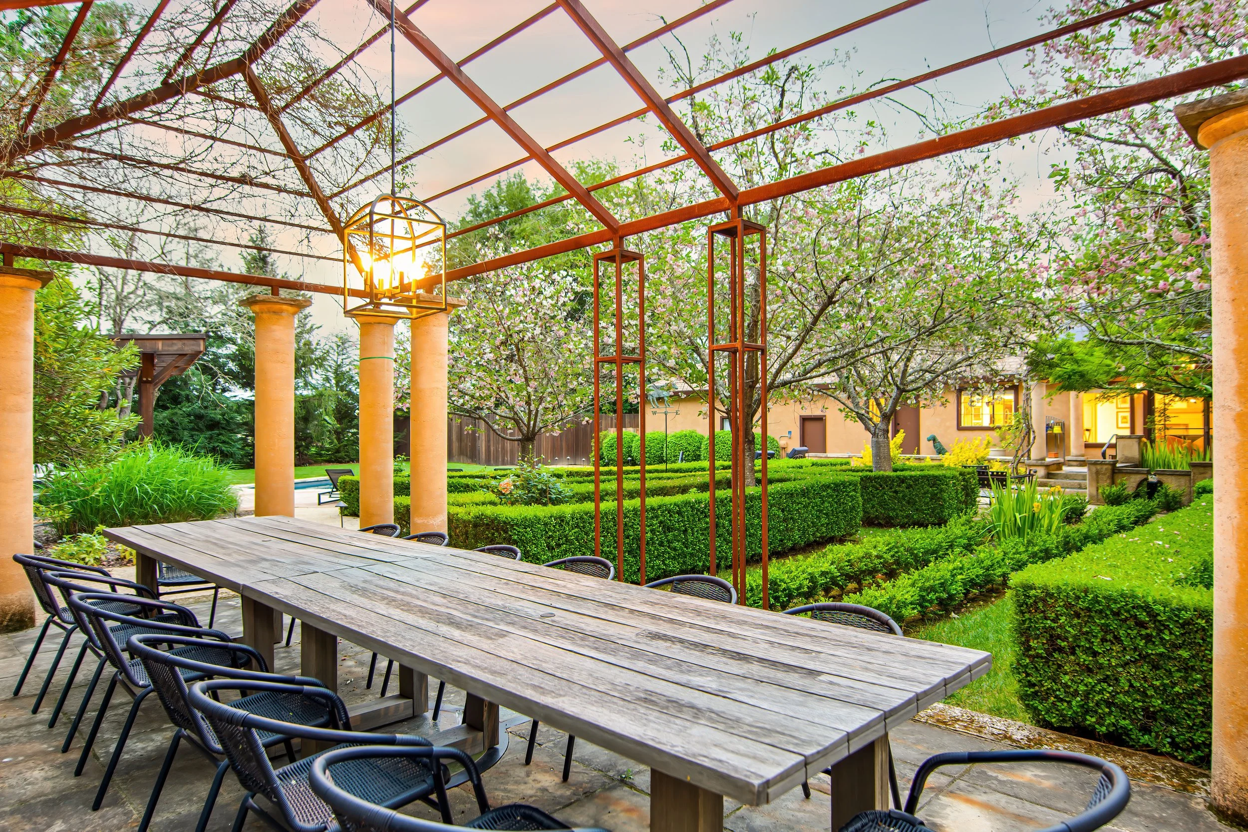 02b. Outdoor dining.jpg