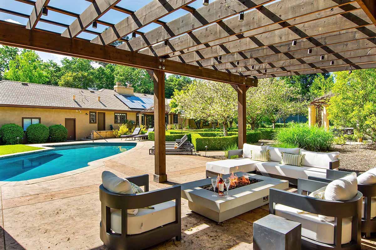 28. Pool lounge.jpg