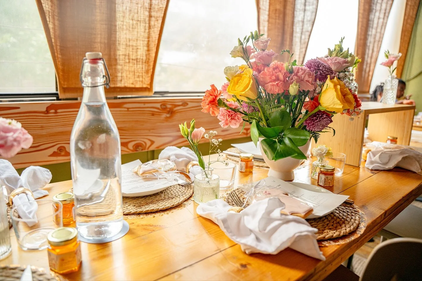 ✨ A sweet celebration for the little one on the way ✨

We transformed this space into a warm, floral-filled haven for a beautiful baby shower 🌸🍼. From pastel onesies strung with love, to bright blooms in shades of yellow, pink, and coral, every det