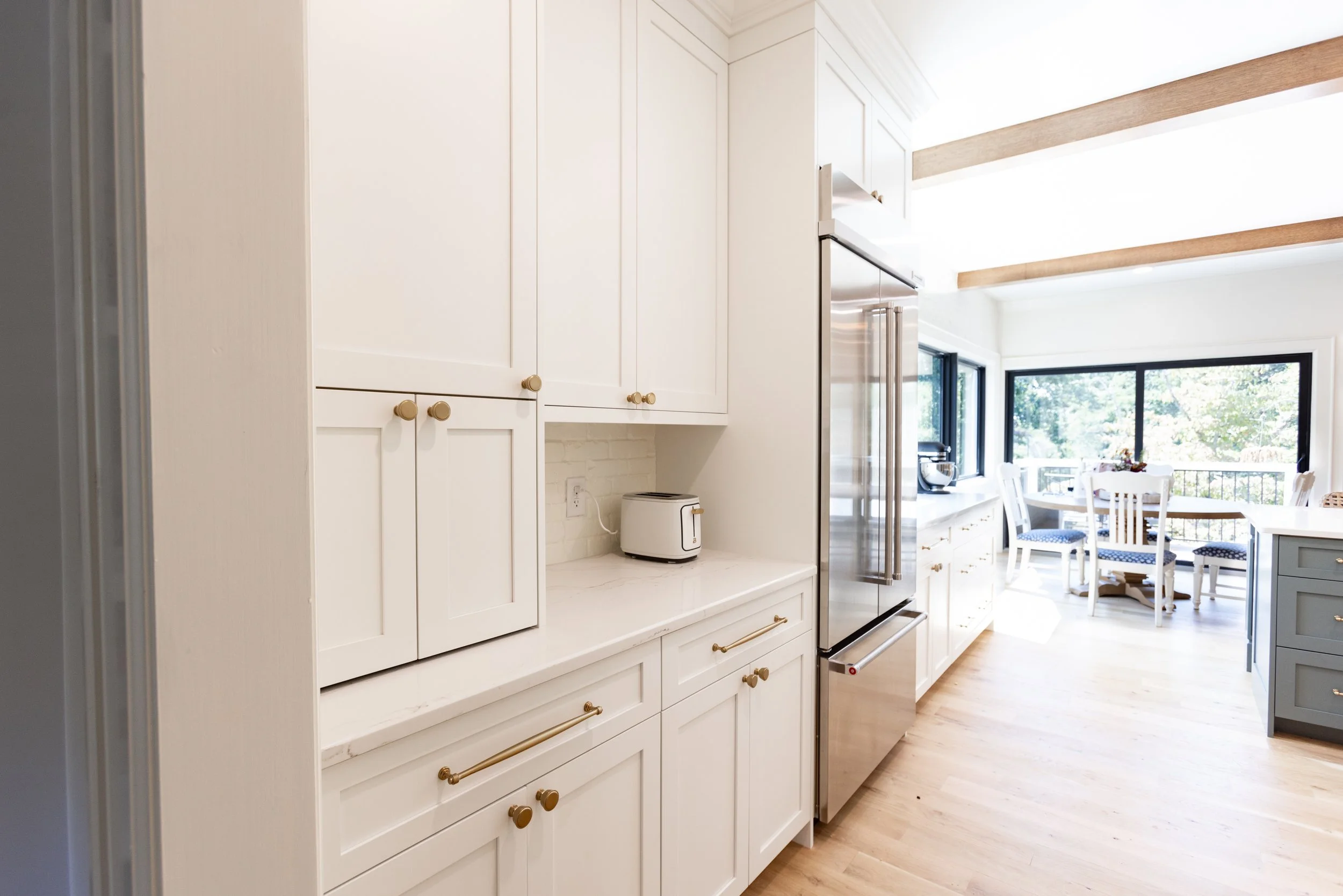 Elegant floor-to-ceiling Kitchen Cabinets