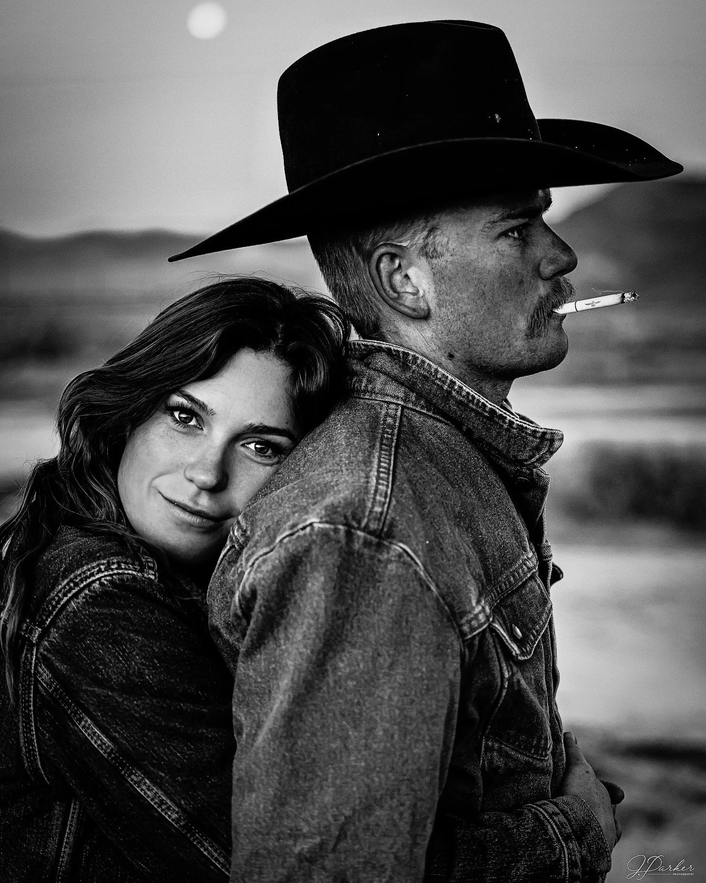 Moody desert portraits🖤
Wearing @resistol1927 cowboy hats 

.

.

.

.

#cowboy #cowgirl #couple #western #blackandwhite