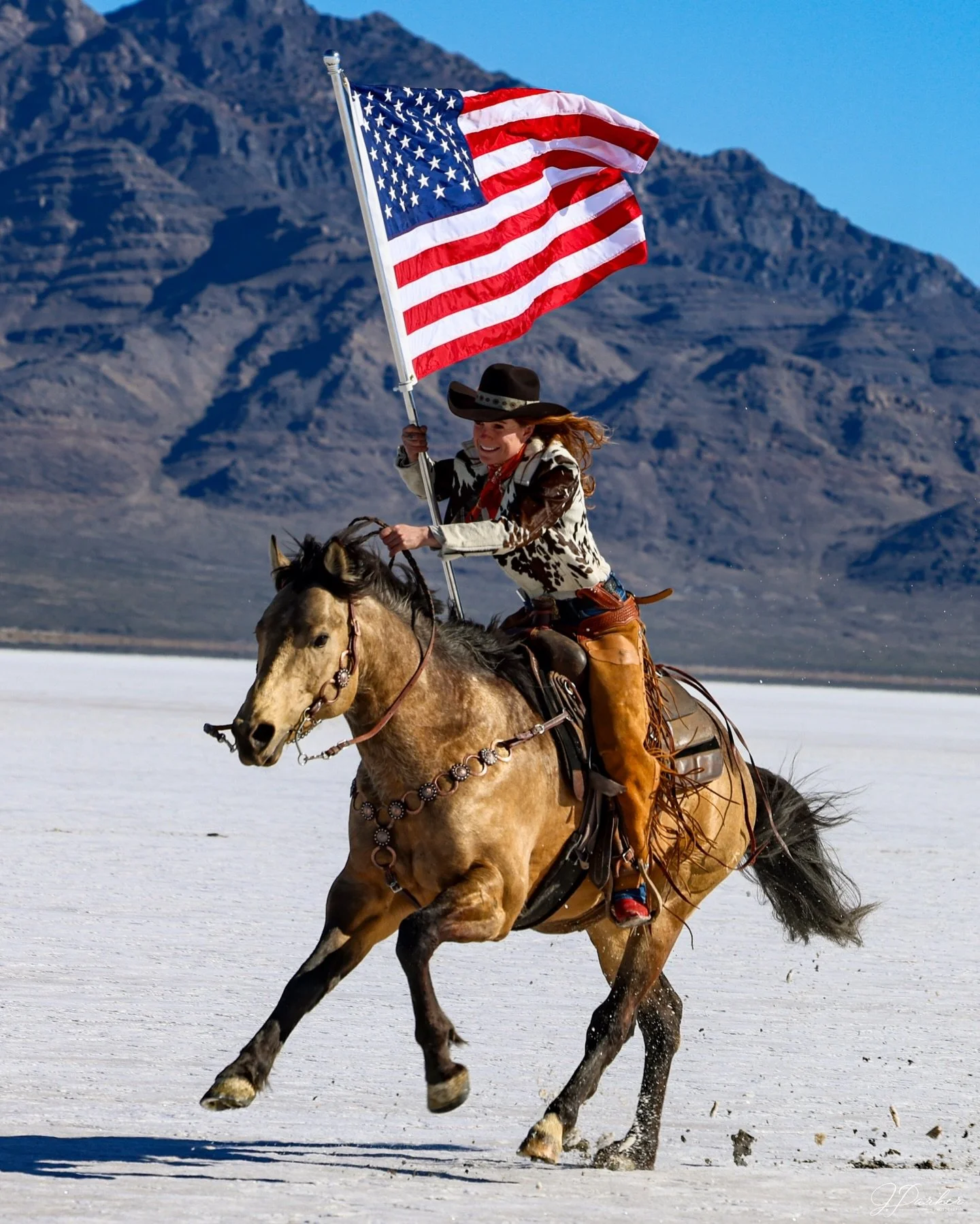 America🇺🇸🔥😮&zwj;💨
Such a stunning portion of this shoot! 

.

.

.

.

#cowgirl #horse #america #western #resistol