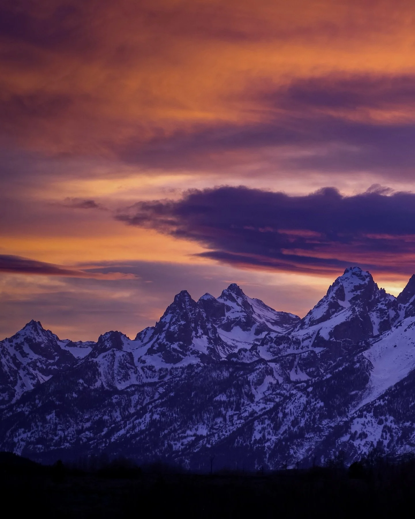 Haven&rsquo;t had a Teton post in a while and this one 😮&zwj;💨🙌🏼💕

Wish ya could&rsquo;ve been there to see it in person🔥

.

.

.

.

#sunset #sunsets #sunsets_captures #wyoming #thatswy