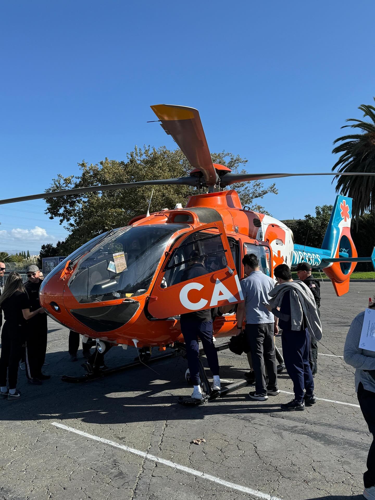 🚁🚑 Our EM physicians are prepared for the unthinkable. Residents and faculty came together to lead an MCI simulation training with local paramedics, EMS personnel, and fellow physicians.