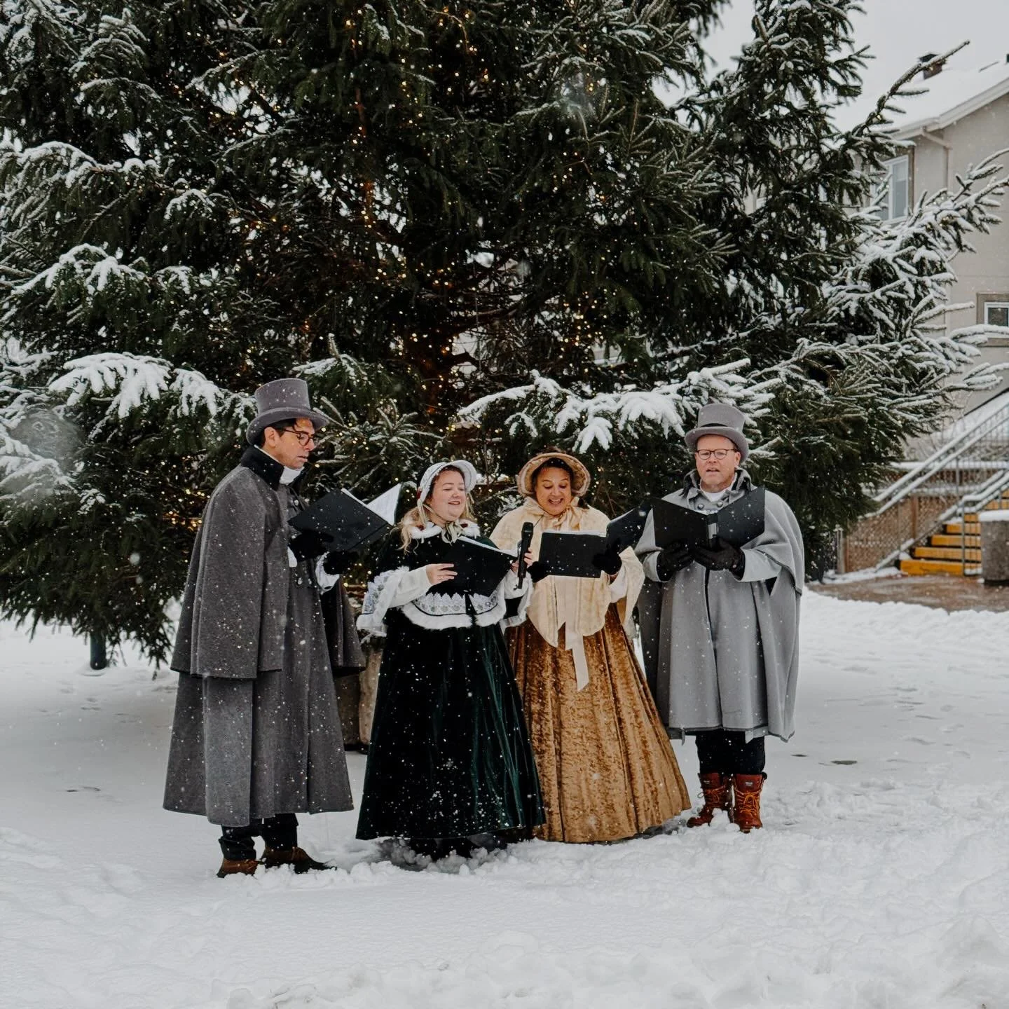 Stumbled upon these incredible carol singers 🌲 There was a decorated tree, donut food truck and indoor market!