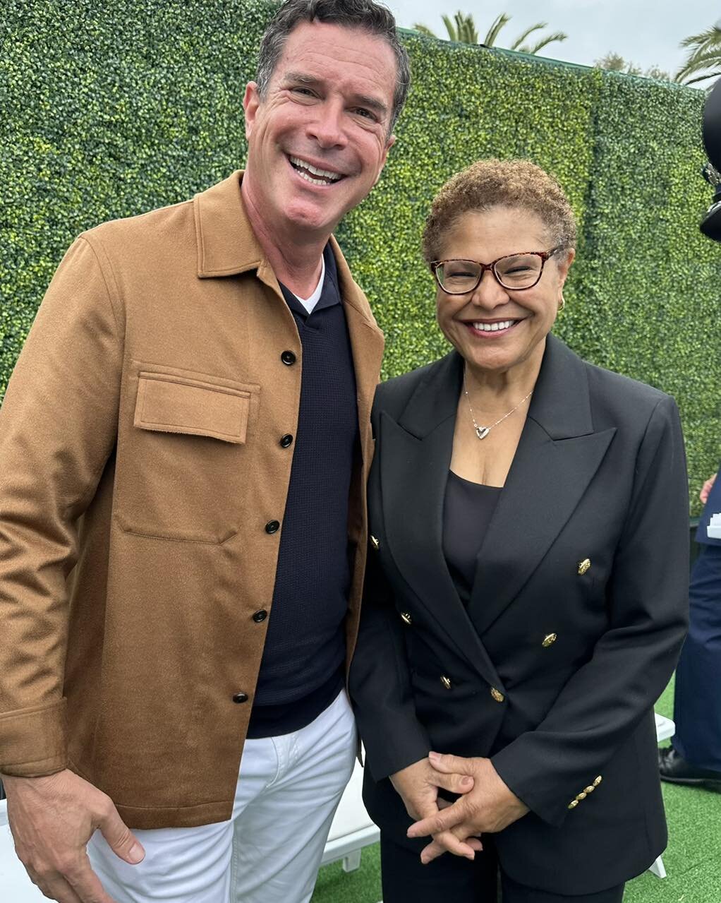 Dr Grossman was acknowledged by The Los Angeles National Cemetery at their annual Memorial Day event this past Monday for his work with Veterans throughout the Los Angeles area. The event was led by Mayor Bass (@karenbassla)

#MemorialDay2023 #Homele