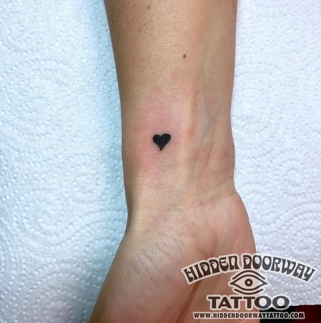 tatuaje corazon pequeno mujer hidden doorway tattoo barcelona