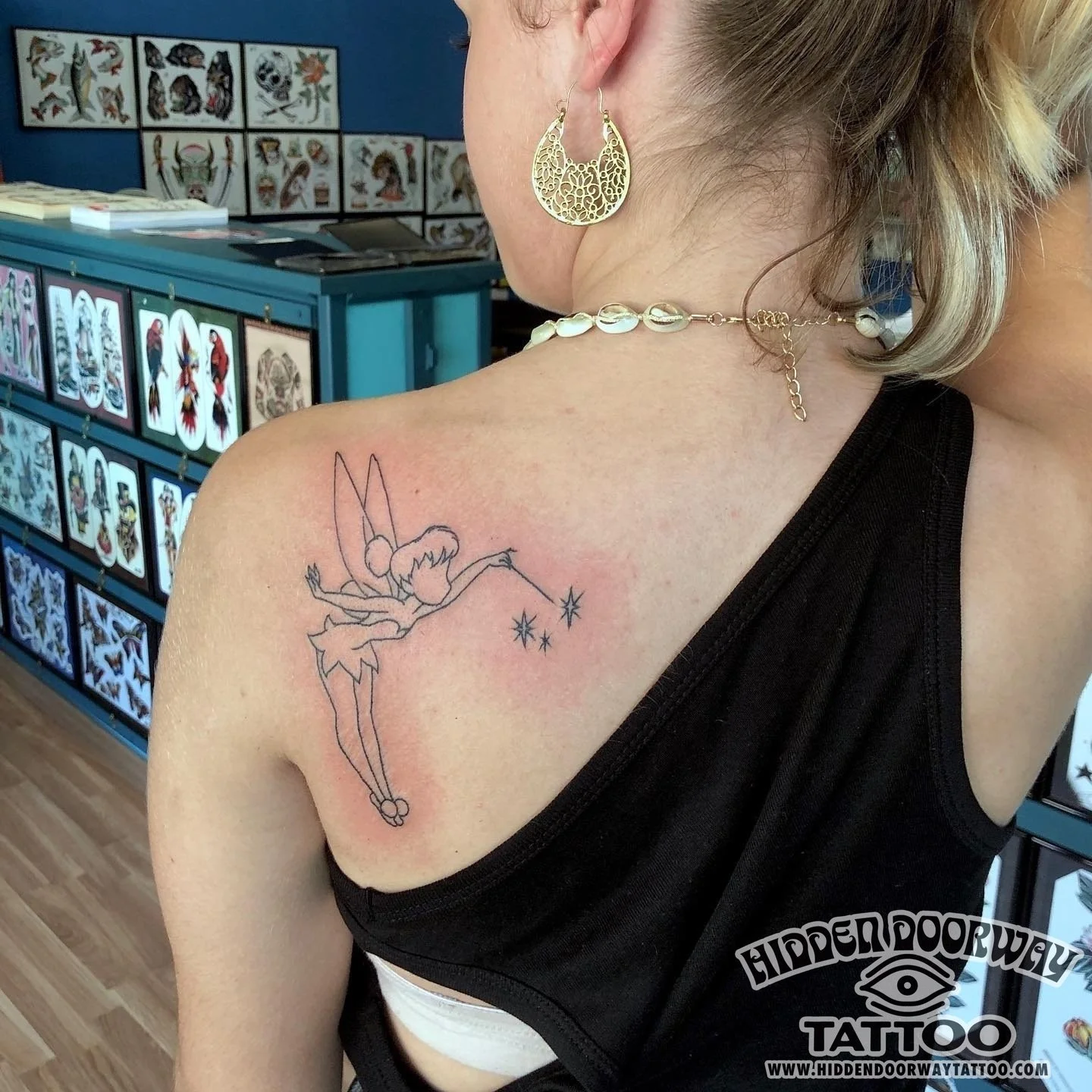 tatuaje campanilla espalda disney mujer hidden doorway tattoo barcelona