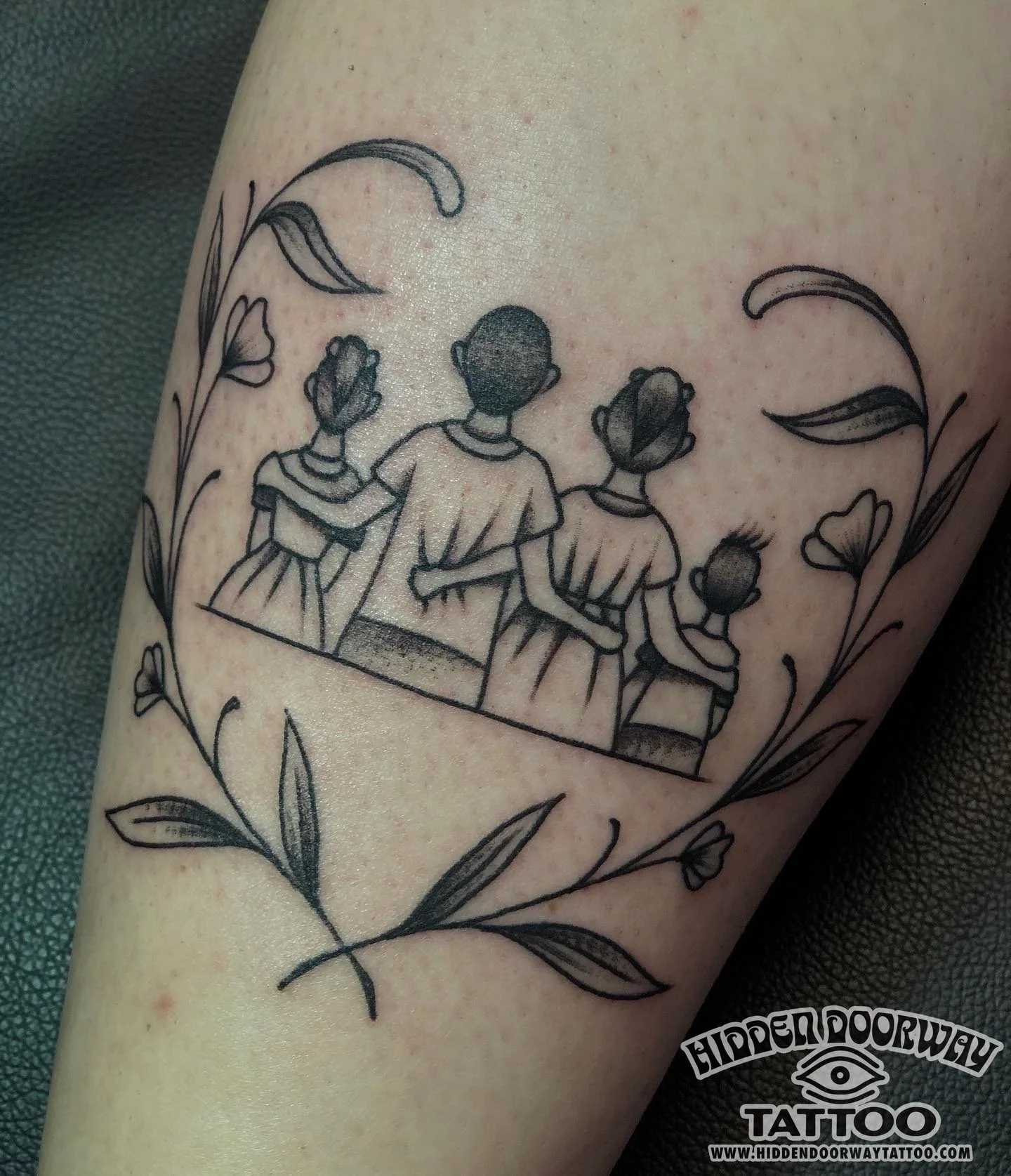 tatuaje familia mujer hidden doorway tattoo barcelona
