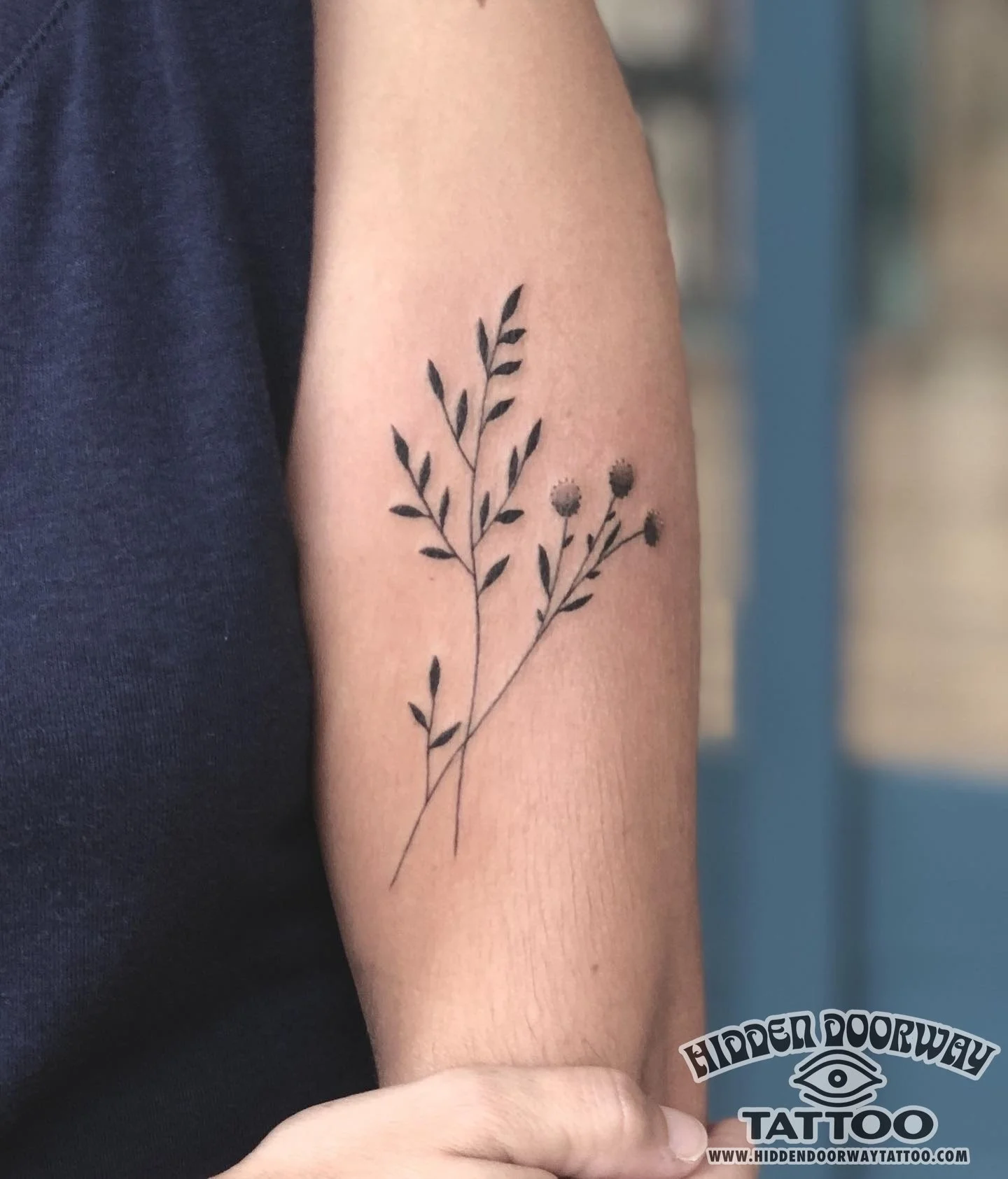 tatuaje flores ramo mujer brazo hidden doorway tattoo barcelona