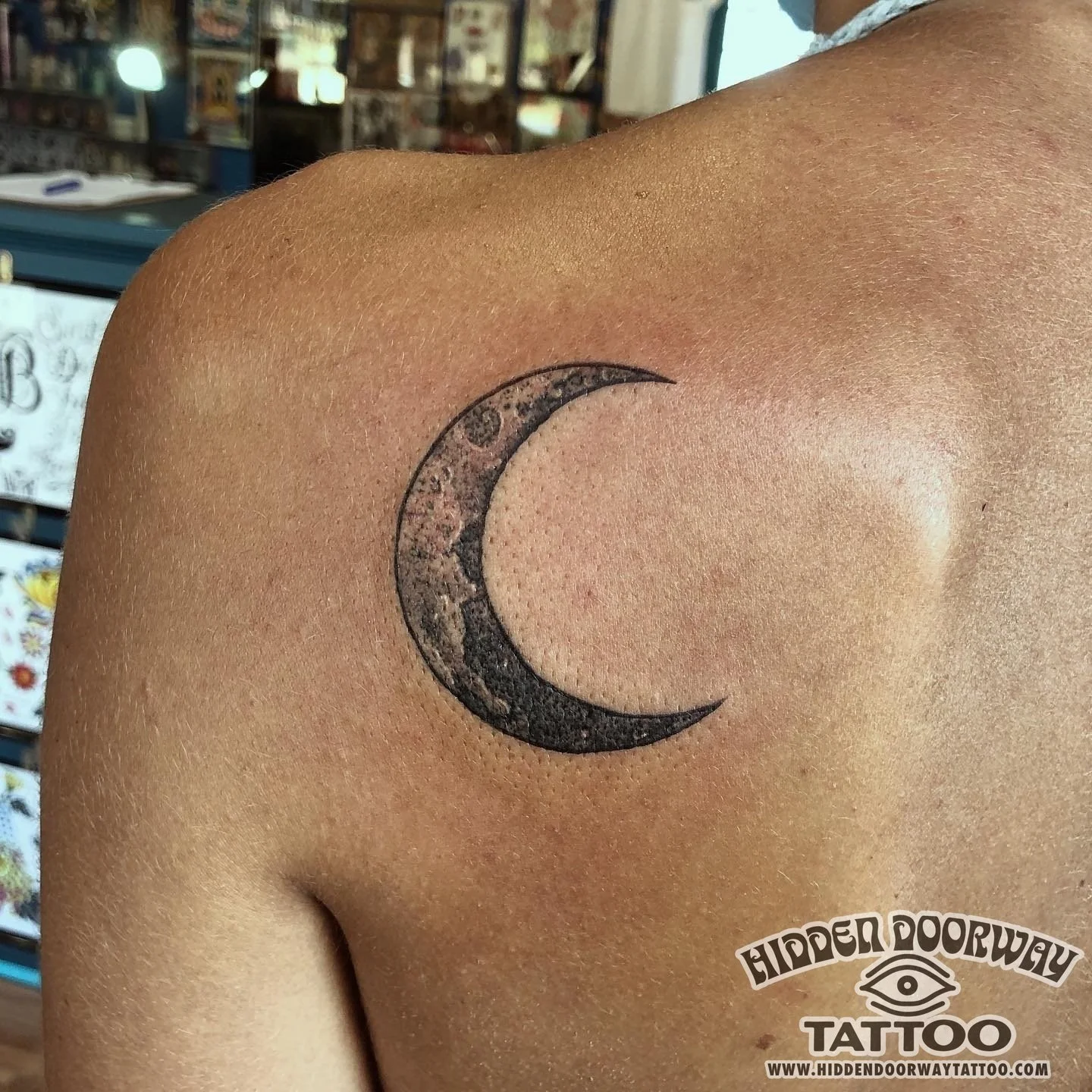 tatuaje luna espalda mujer hidden doorway tattoo barcelona
