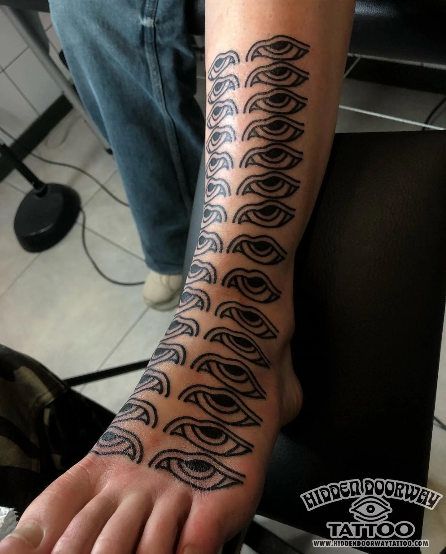 tatuaje ojos buda oriental mujer hidden doorway tattoo barcelona