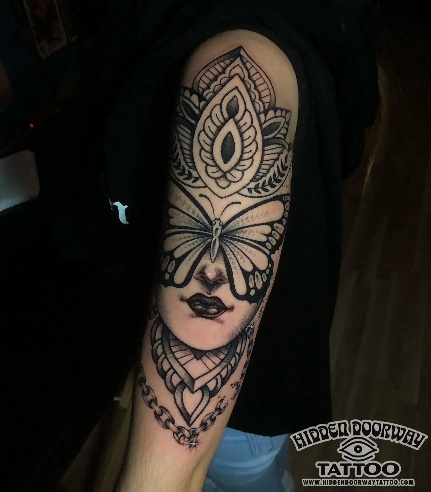 tatuaje ornamental mariposa mujer brazo hidden doorway tattoo barcelona