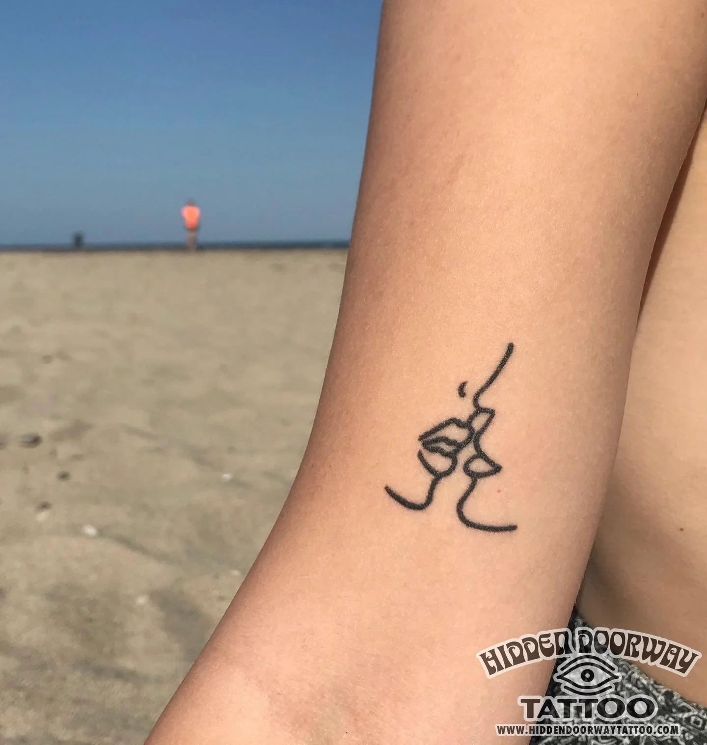 tatuaje beso mujer linea hidden doorway tattoo barcelona