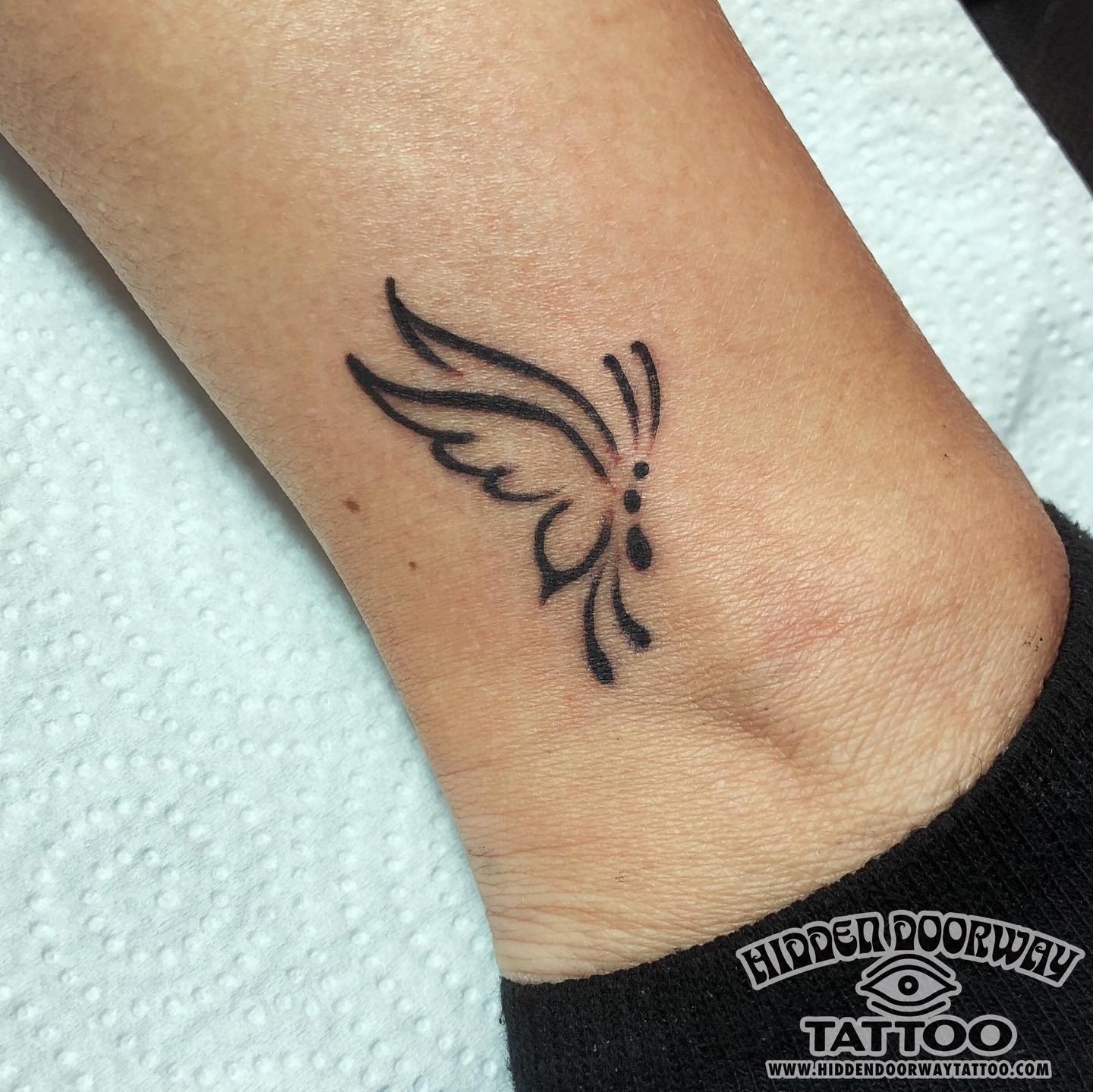 tatuaje pequeno mariposa mujer hidden doorway tattoo barcelona