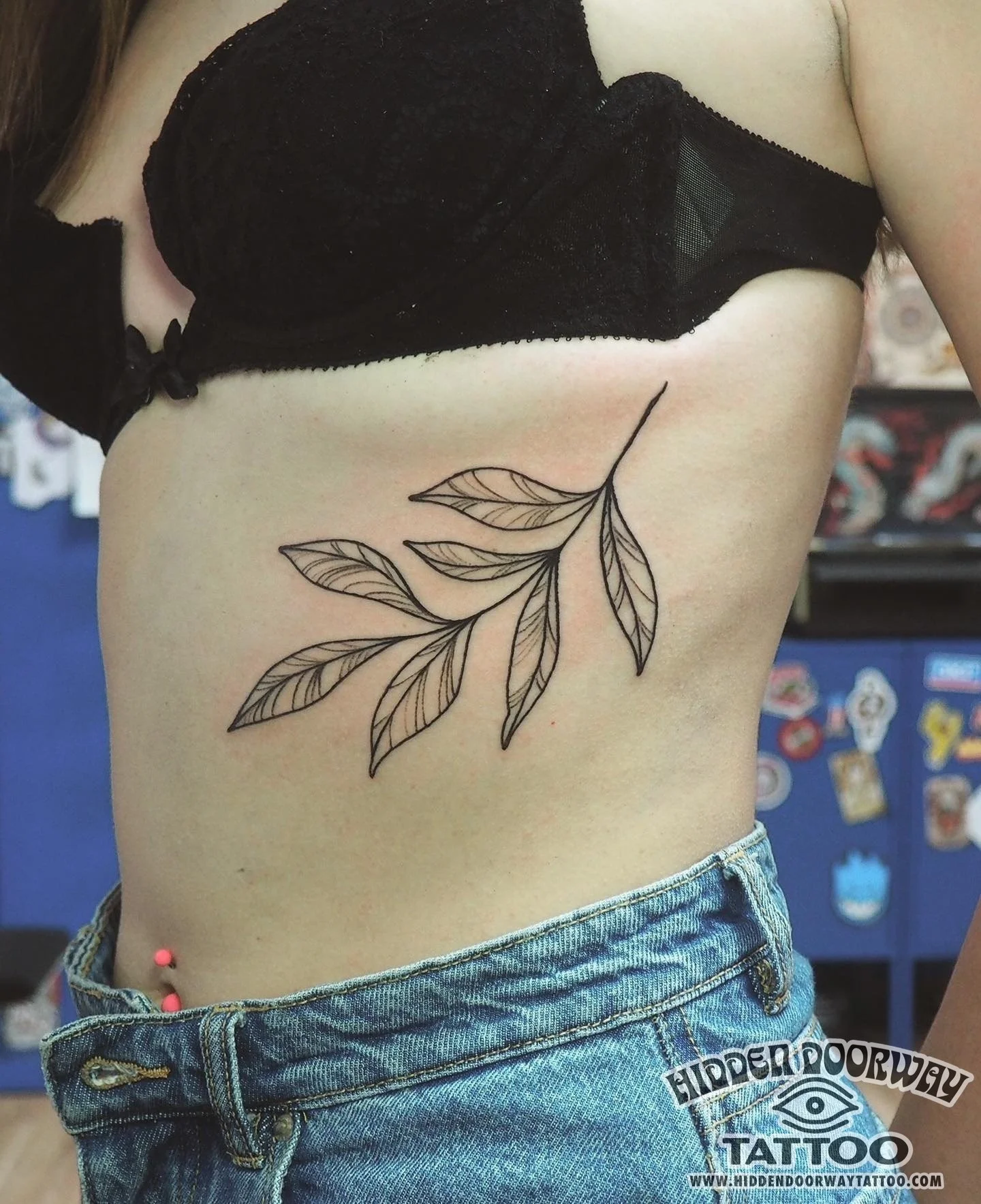 tatuaje rama costillas mujer hidden doorway tattoo barcelona
