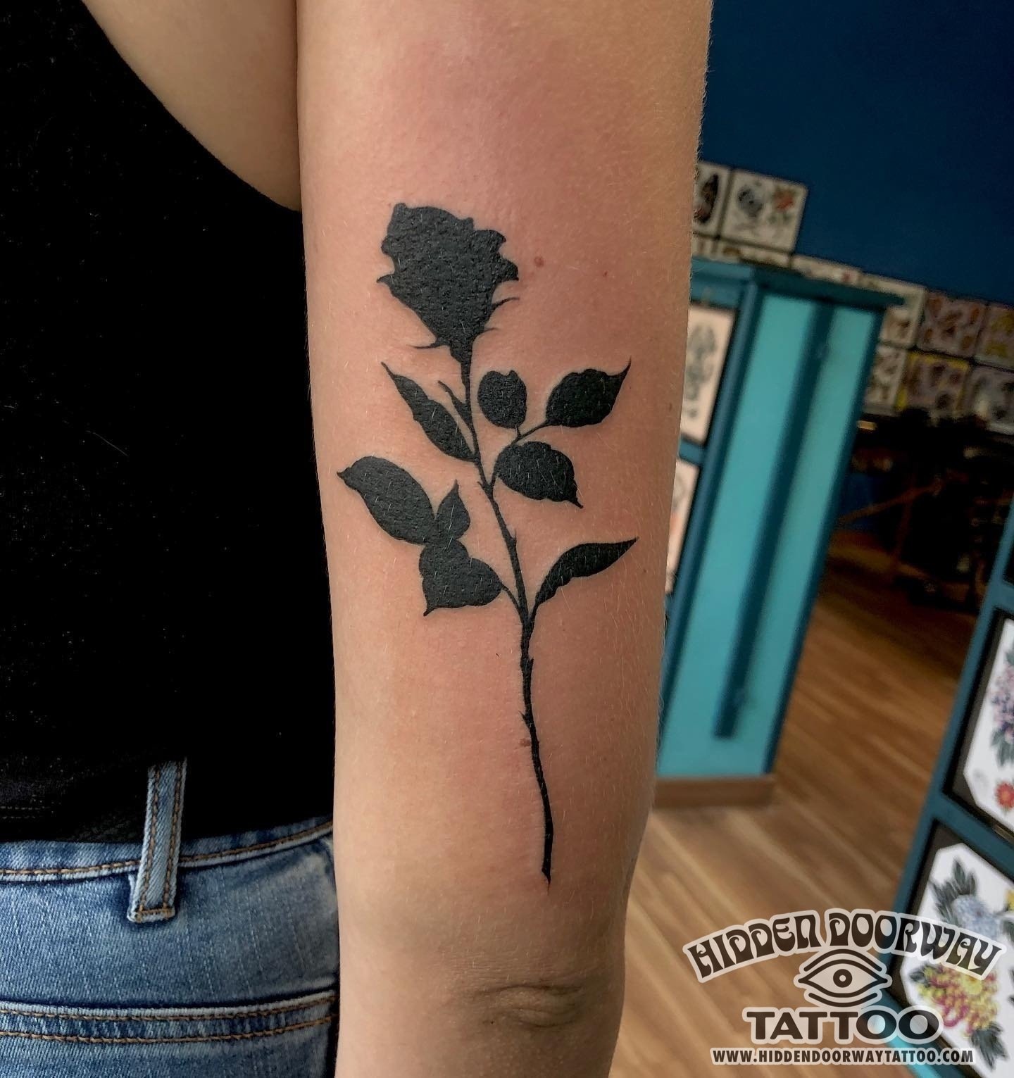 tatuaje rosa brazo mujer hidden doorway tattoo barcelona