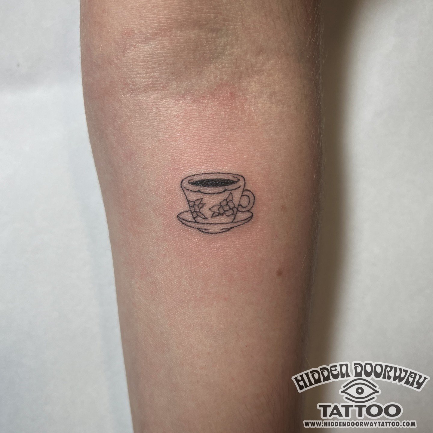 Tatuaje taza línea fina Barcelona
