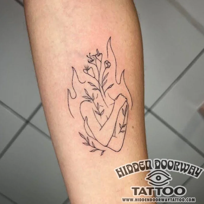 Tatuaje chica llamas flores línea fina Barcelona