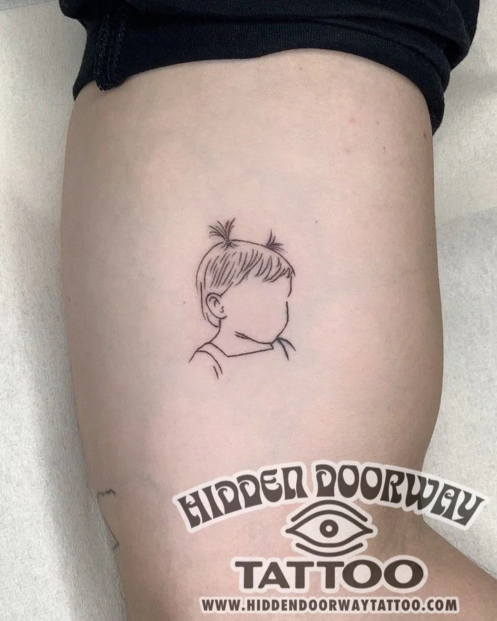 Tatuaje niño niña línea fina Barcelona
