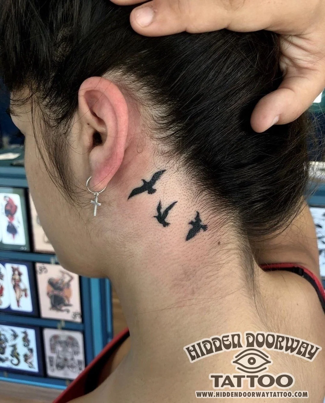 tatuaje pequeno pajaros mujer hidden doorway tattoo barcelona