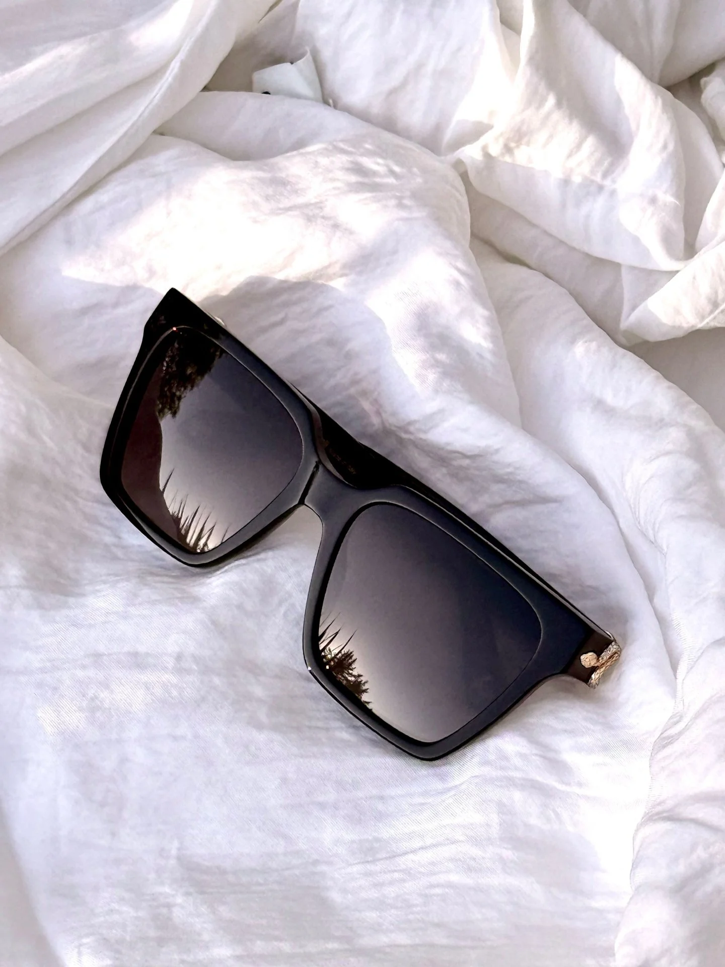 A little bit bold, a little bit luxe ✨
These Roberto Cavalli sunglasses feature the most beautiful snake detail along the arms &mdash; subtle, but unforgettable.

Pop in to Luna Eyewear and try them on 🤍

#lunaeyewear #robertocavalli #desginersungla