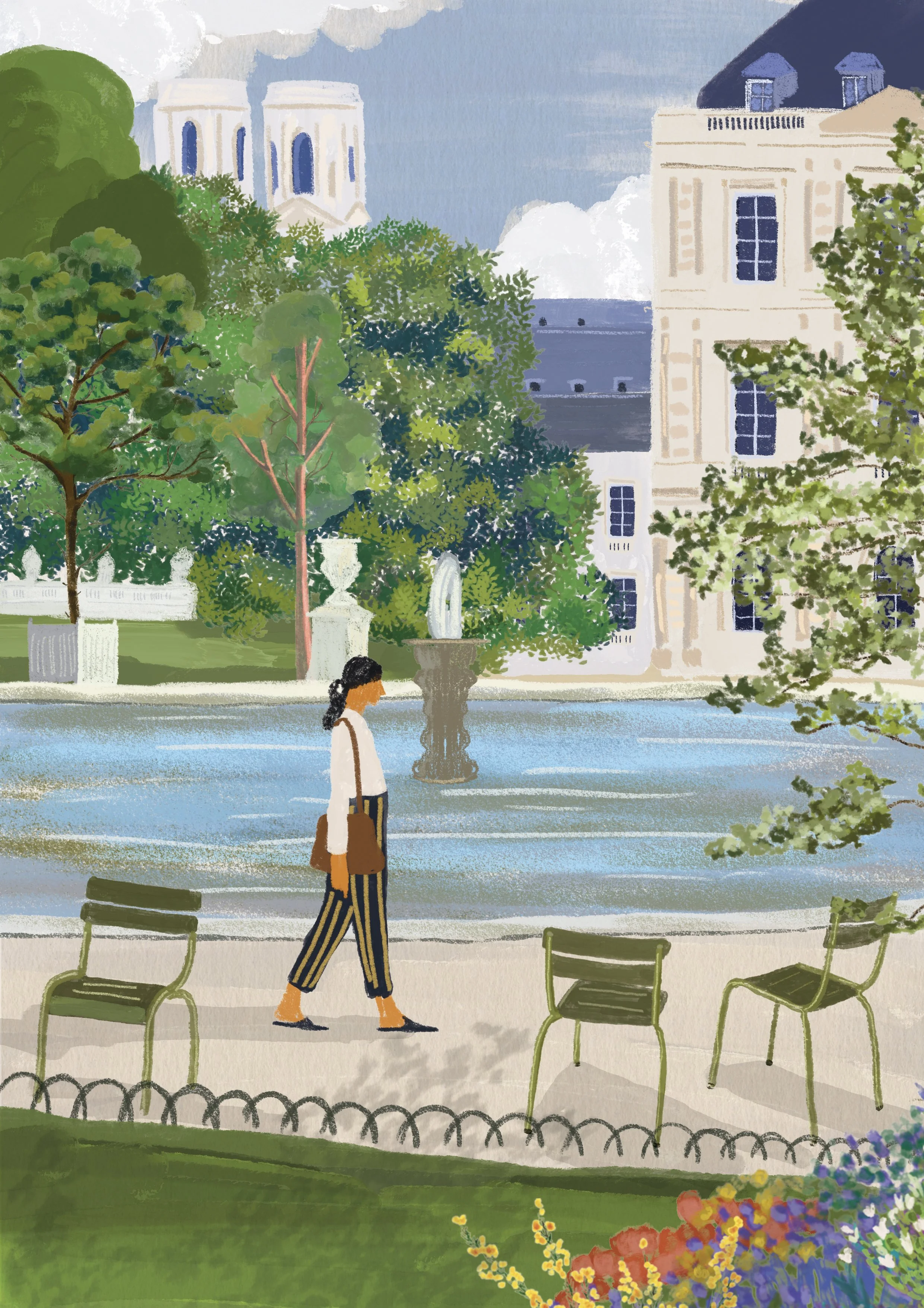 Une scène au Jardin du Luxembourg à Paris avec des arbres, des chaises vertes, des fleurs colorées et une femme se promenant, une dans la première partie, avec des immeubles d'architecture hausmanienne en arrière-plan.