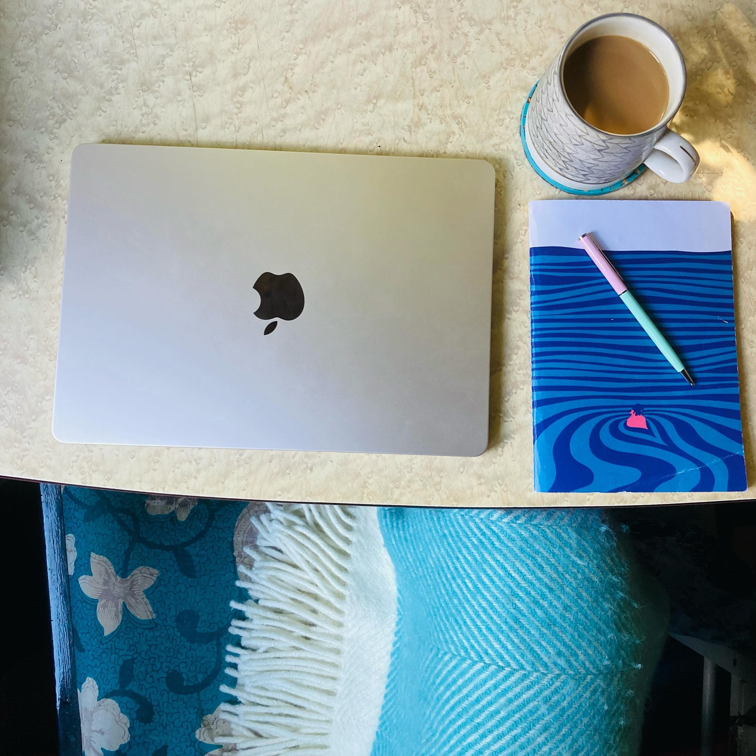 Monday morning writing rig ✍️☕️ And it&rsquo;s a brisk one in the hut, so the blanket is a must (keeping crime cosy, y&rsquo;all 🤗 🔪) @atlanticblankets 💗

#amwriting #writingprocess #writingcommunity #authorsofinstagram #authorsofig #creativelivin