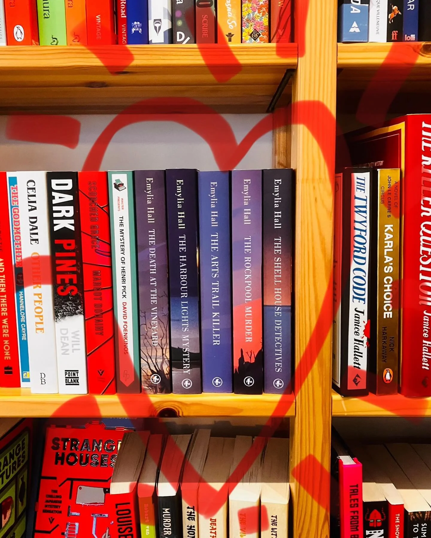 Happy #bookshopday 🥳 📚 We strolled out to our neighbour ABSOLUTE GEM @storysmithbooks and said hey to the gang (🐚💗 so grateful for the Shell House Detectives love &hellip; a 6th will be joining these guys VERY soon) then, after some deep browsing
