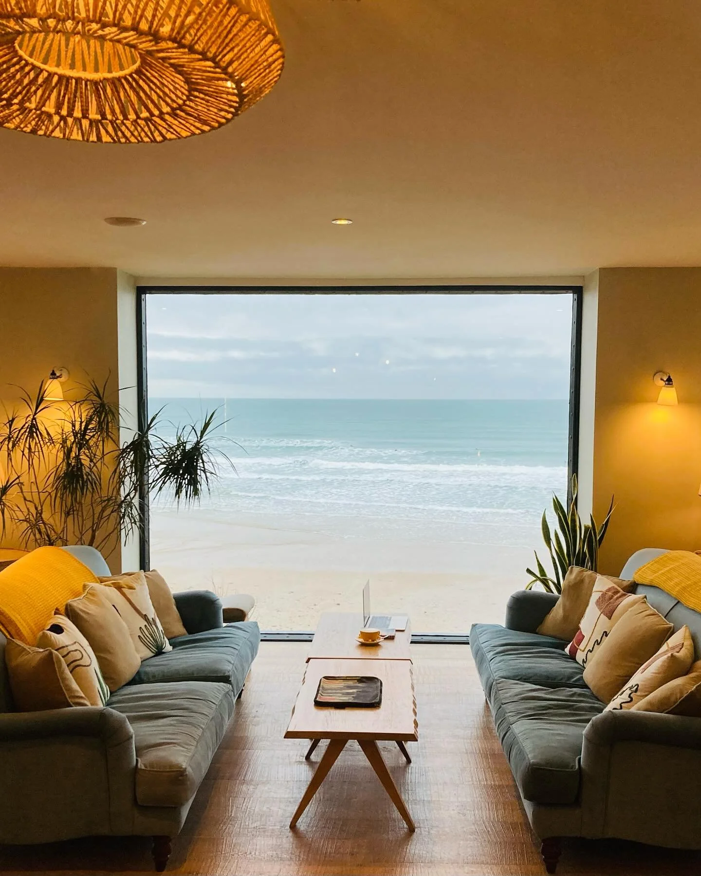 For The High Tide Hotel (the setting of THE HIGH TIDE MURDER) maybe imagine something like a smaller, family-run @watergatebay kind of place 🌊 Steps from the ocean, luxe to the max ✨ All&rsquo;s not harmonious between the owners though, Elliott and 