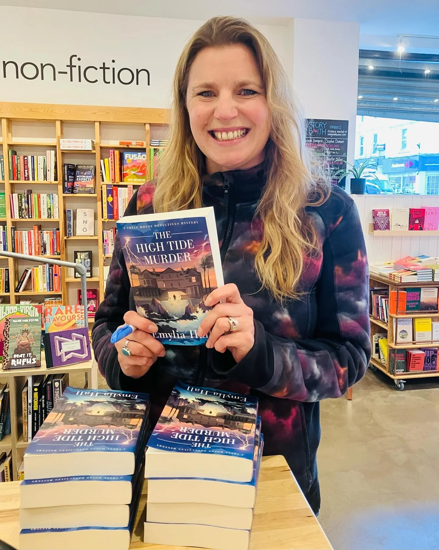 📣 Breaking news! THE HIGH TIDE MURDER is out a week and a half early 🥳At least it is in the wonderful @storysmithbooks where I signed a big stack of copies this morning ✍️🐚💗If you go down to your friendly neighbourhood bookstore today, they&rsquo