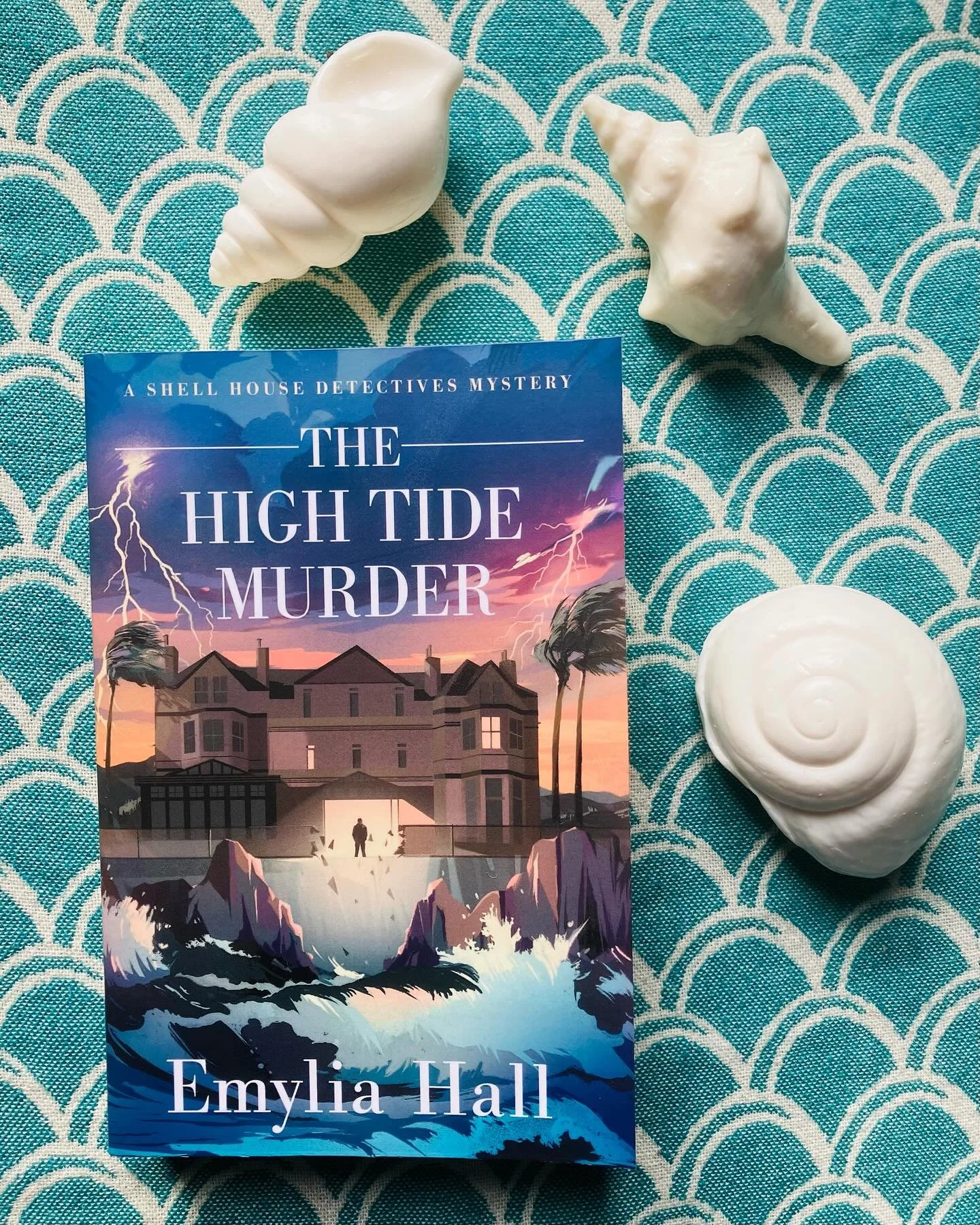 📚 🌊GIVEAWAY TIME! 📚🌊 To celebrate the publication of the 6th Shell House Detectives mystery next week, how would you like to win a signed copy of THE HIGH TIDE MURDER, and three beautiful seashell soaps from @creamcornwall?💗🐚 In keeping with th