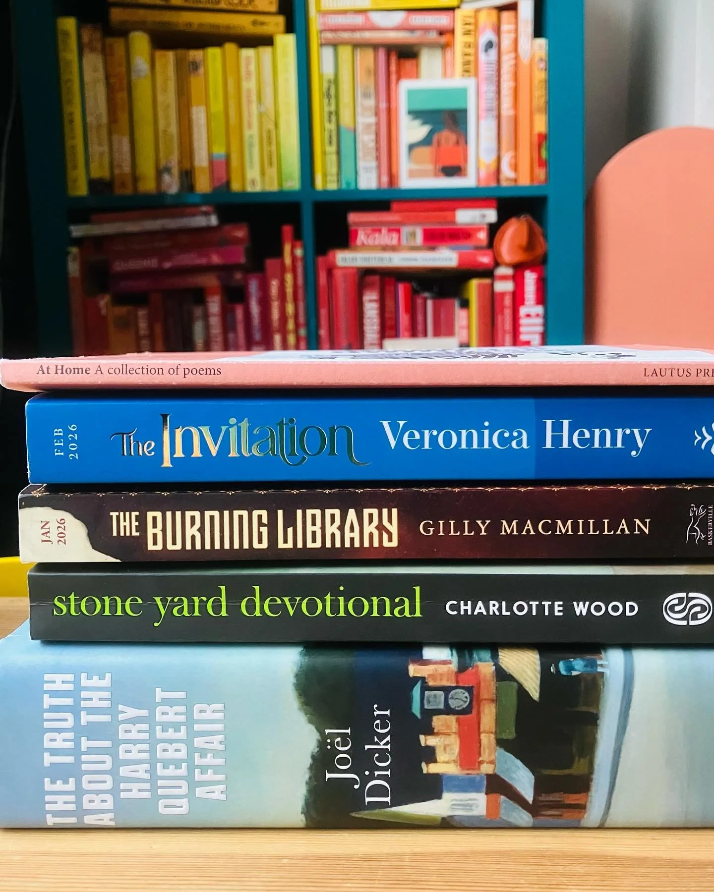 What I&rsquo;ve read, what I&rsquo;m reading, what I&rsquo;m about to read ... ✨ 📚 

✨ I was chuffed to get my hands on a proof of The Burning Library &ndash; out in January &ndash; after accosting @gillymacmillan in a coffee shop. I was immediately
