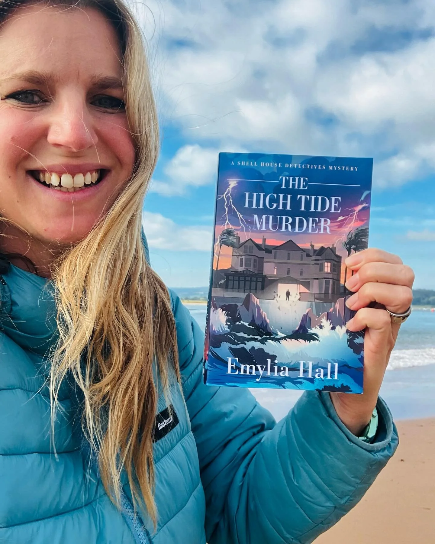 ✨ Weekend plans? ✨ May I suggest wrapping up warm, and taking a trip down Porthpella way with The High Tide Murder&hellip; 😃 Super exciting to see the book heading up the Kindle charts, and I&rsquo;m incredibly grateful for every reader and every re