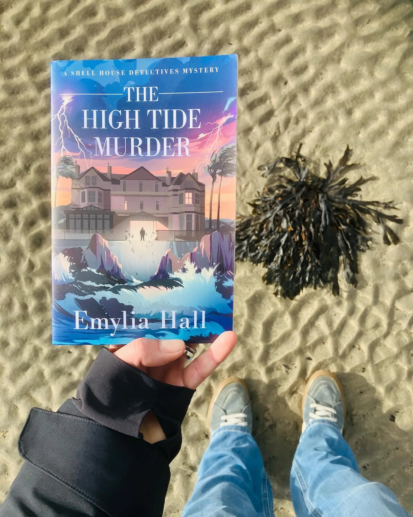 High Tide at low tide 🐚 If you&rsquo;ve read and enjoyed The High Tide Murder, I&rsquo;d be so grateful if you left an Amazon review (even if you bought it elsewhere 😊) - and thank you so much if you&rsquo;ve done that already 😘 I know some author