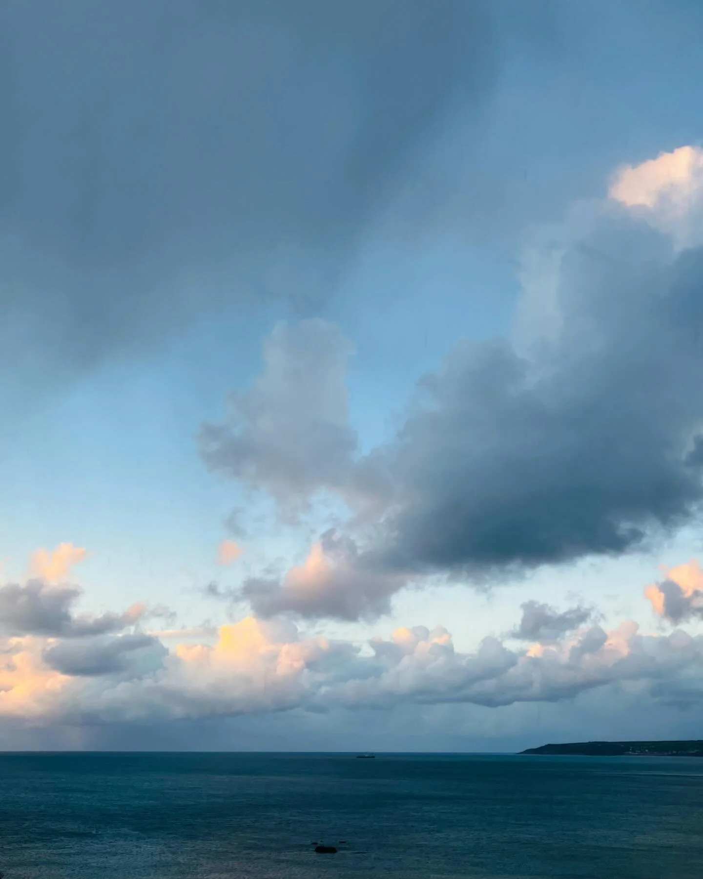 It&rsquo;s hailing out, but I&rsquo;m tucked inside, watching this - sea the colour of my skate trainers; pink tints - with the first coffee of the day, the first words, and a little bit of home in my headphones ✍️☕️🌊

#writingprocess #writingjourne